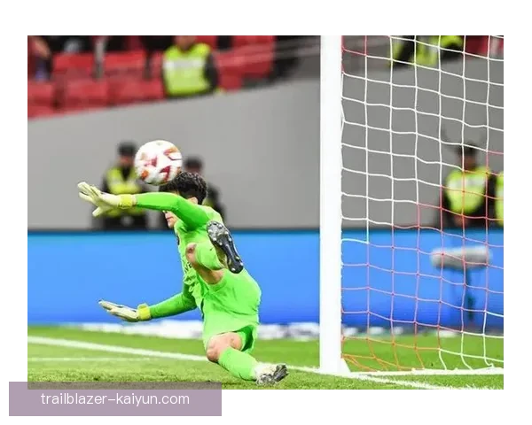 亨克防守体系面临挑战，近期表现稳健，争取在联赛中恢复竞争力